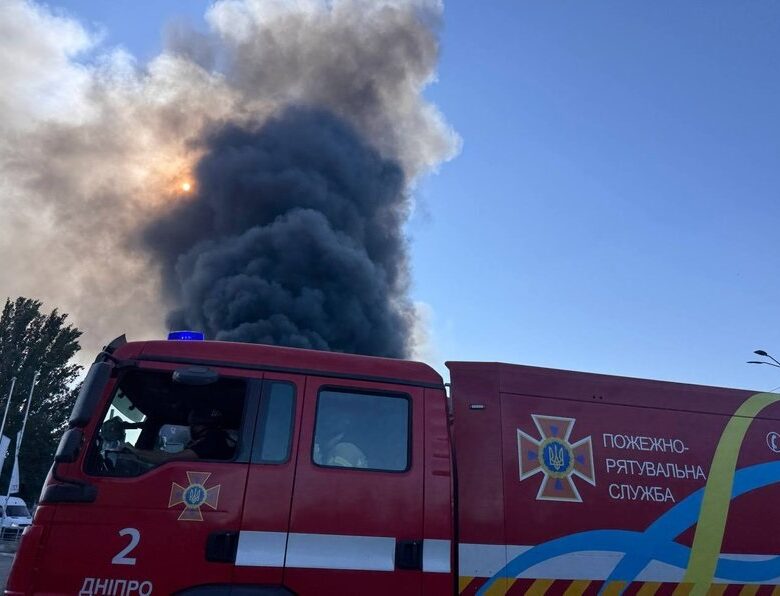 У Дніпрі вирує масштабна пожежа