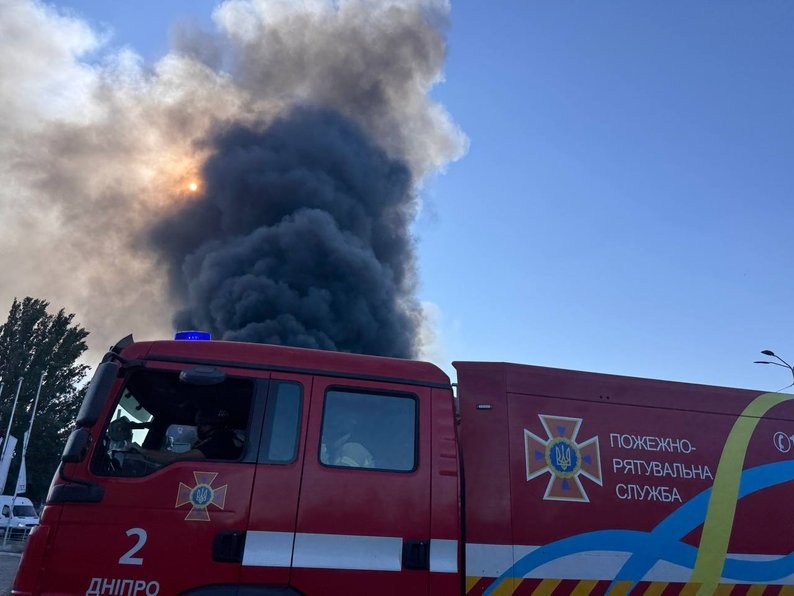 У Дніпрі вирує масштабна пожежа