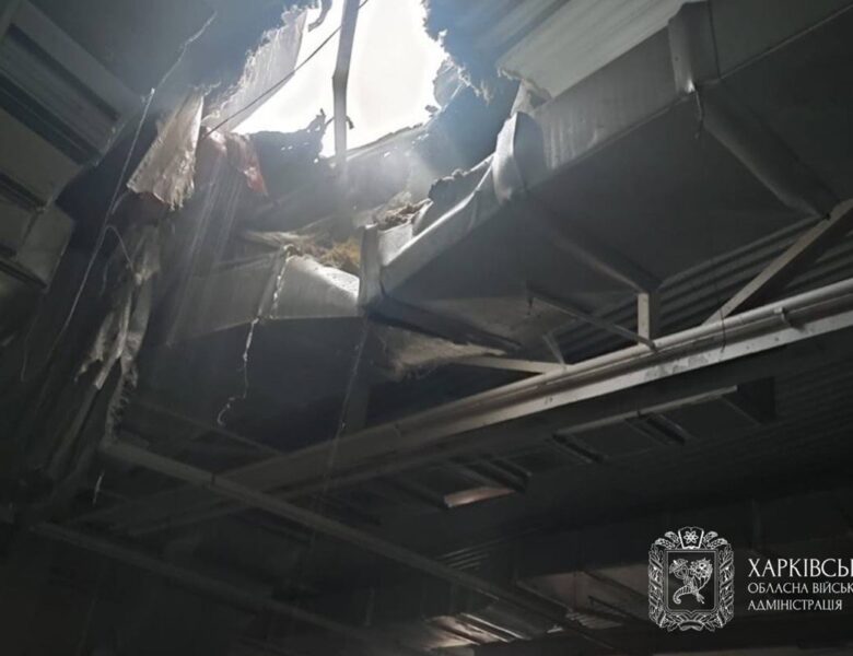 У Харкові дрон РФ влучив у дах магазину меблів, є поранені