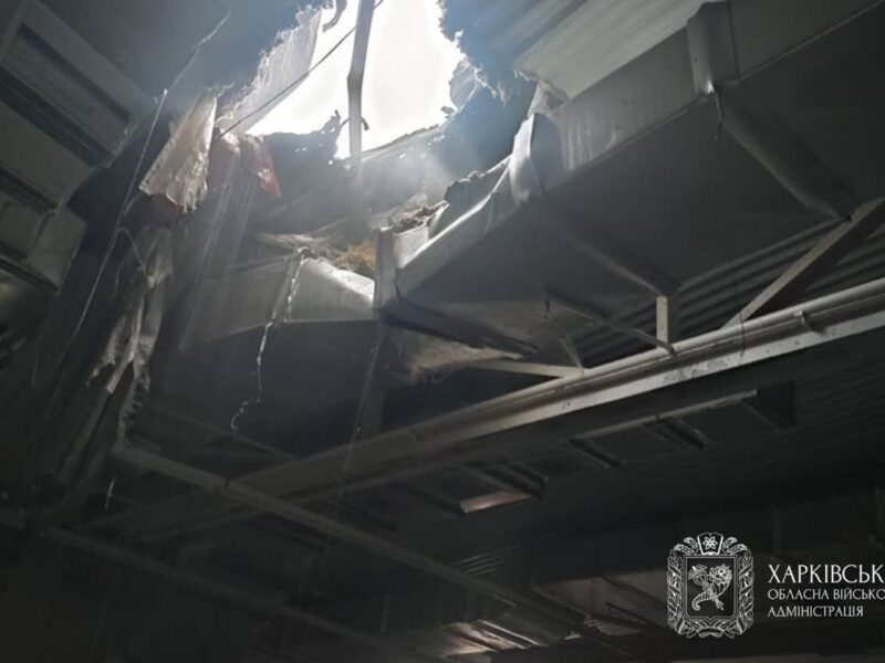 У Харкові дрон РФ влучив у дах магазину меблів, є поранені