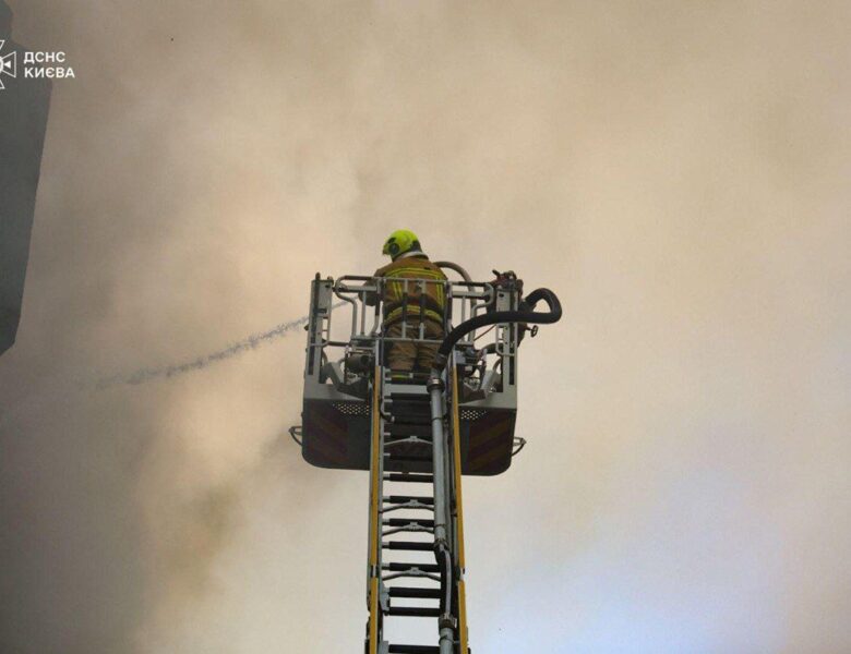 У Києві масштабна пожежа: горить багатоповерхівка