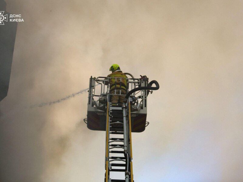 У Києві масштабна пожежа: горить багатоповерхівка