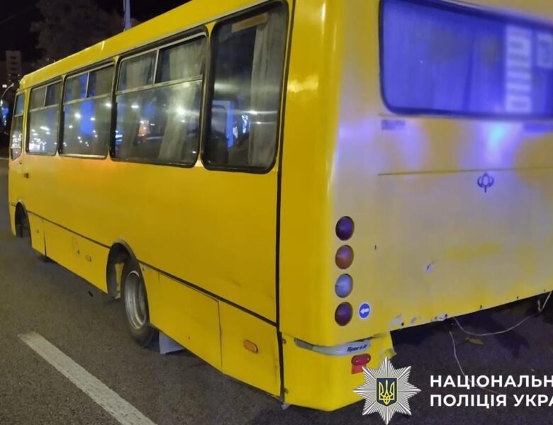 У Києві водій Mercedes напідпитку врізався в маршрутку