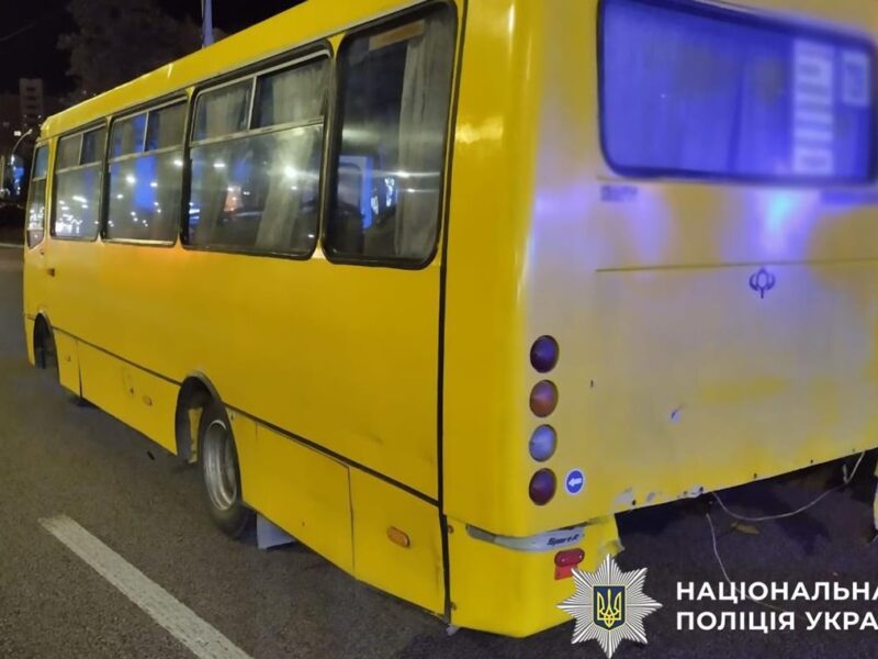 У Києві водій Mercedes напідпитку врізався в маршрутку