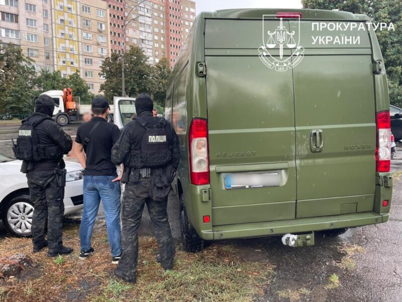 У Києві жінка продавала автомобілі, ввезені для ЗСУ