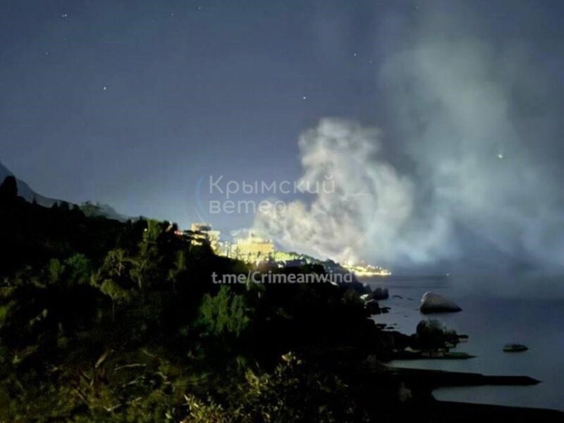 У Криму гучні вибухи: атаковано санаторій Фарос