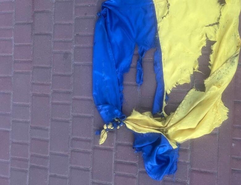 У Кропивницькому чоловік зірвав і розтоптав прапор України