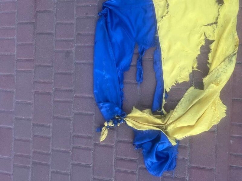 У Кропивницькому чоловік зірвав і розтоптав прапор України