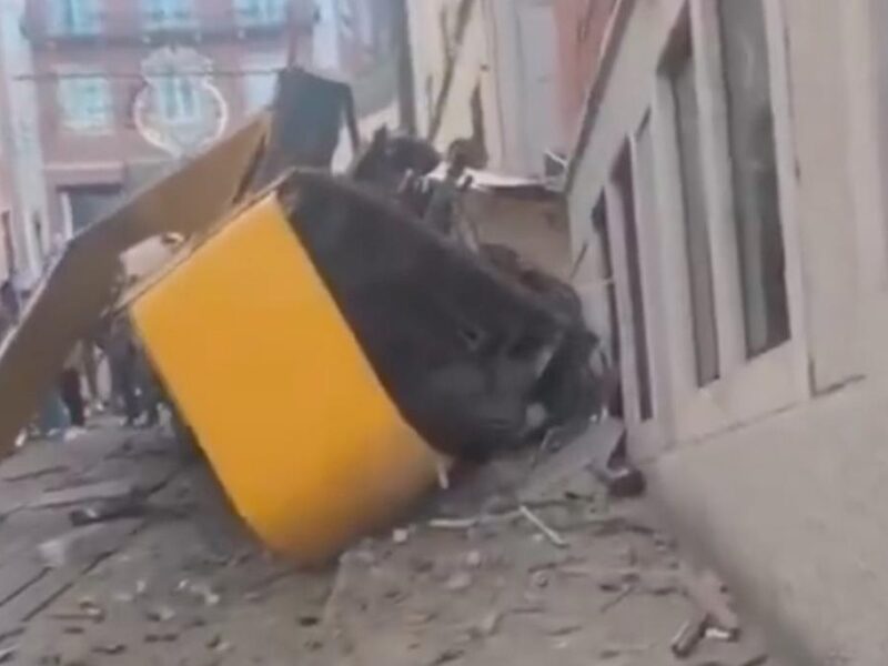 У Лісабоні перекинувся фунікулер: багато жертв