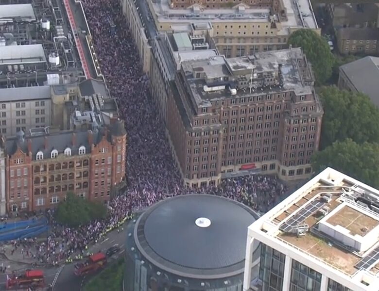 У Лондоні десятки тисяч людей вийшли на акції протесту