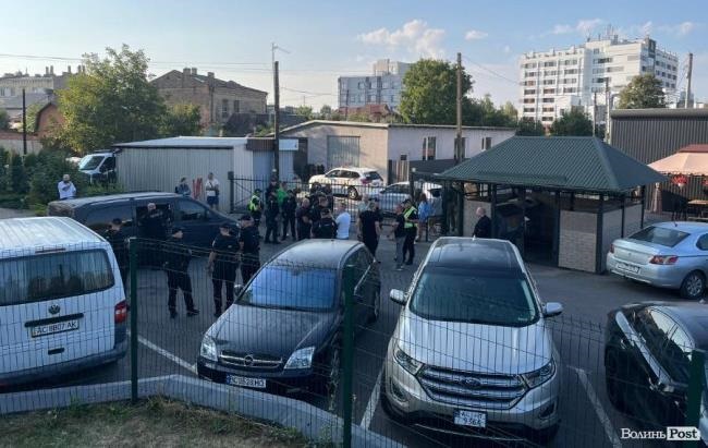 У Луцьку натовп пошкодив автомобіль ТЦК