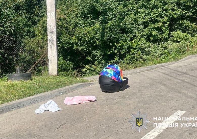 У Львові чоловік поставив люльку з немовлям на дах авто і поїхав