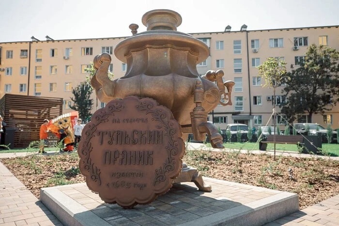 У Маріуполі РФ організувала Тульський проспект із самоваром