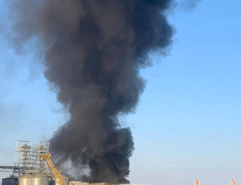 У порту Чорноморська спалахнула потужна пожежа