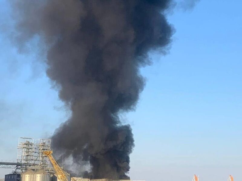 У порту Чорноморська спалахнула потужна пожежа