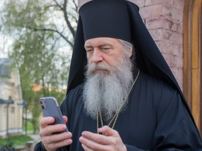 У РФ запустили “православний” додаток, який стежить за віруючими