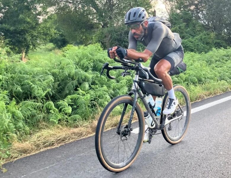 У РФ затримали француза, який намагався перетнути Євразію на велосипеді