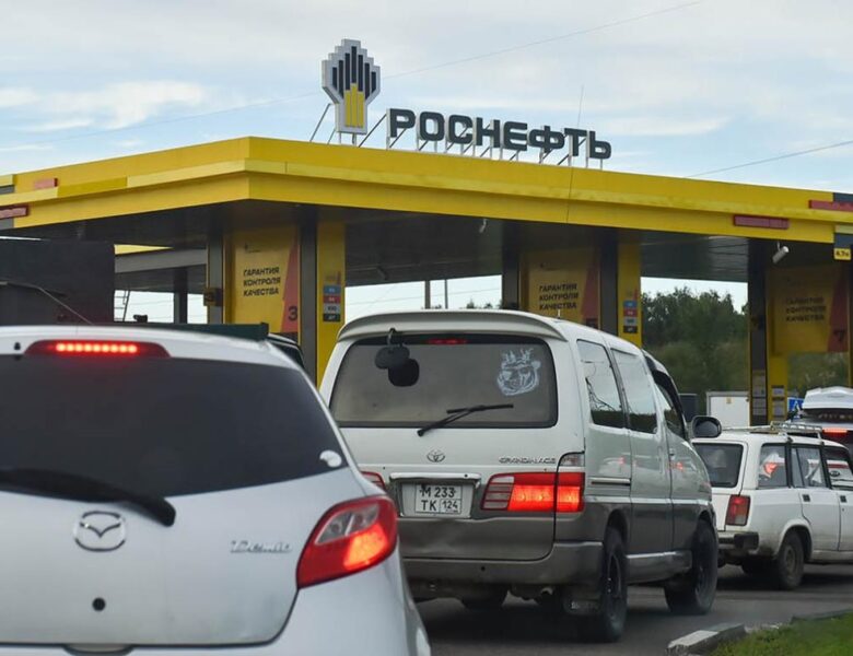 У Росії почали обмежувати продаж бензину “в одні руки”
