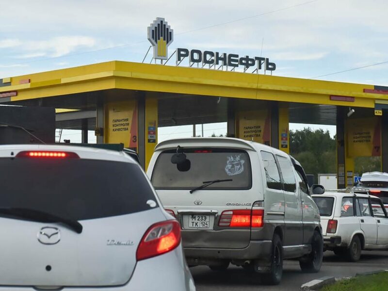У Росії почали обмежувати продаж бензину “в одні руки”