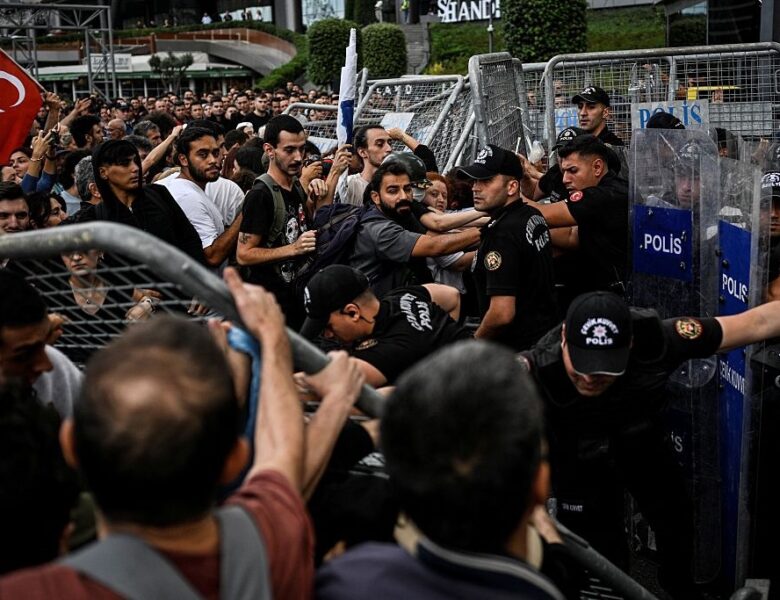 У Стамбулі спалахнули масові протести