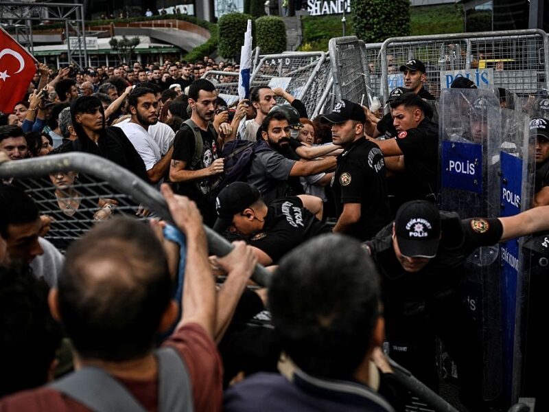 У Стамбулі спалахнули масові протести