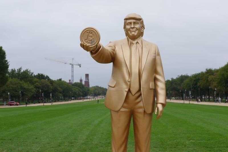 У Вашингтоні встановили “золоту” статую Трампа