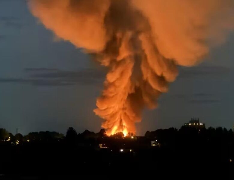 У Великобританії спалахнула спалахнула пожежа після вибуху на складі