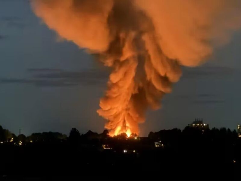 У Великобританії спалахнула спалахнула пожежа після вибуху на складі