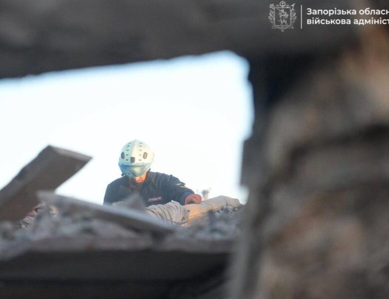 У Запоріжжі під завалами зруйнованого будинку може бути жінка