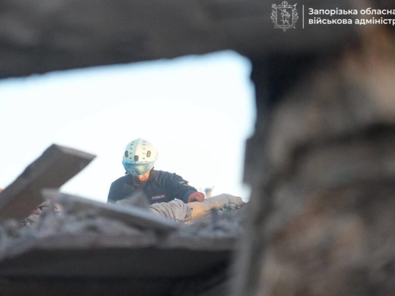 У Запоріжжі під завалами зруйнованого будинку може бути жінка