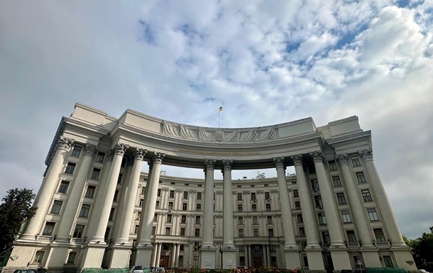 Україна заборонила вʼїзд трьом високопоставленим військовим Угорщини