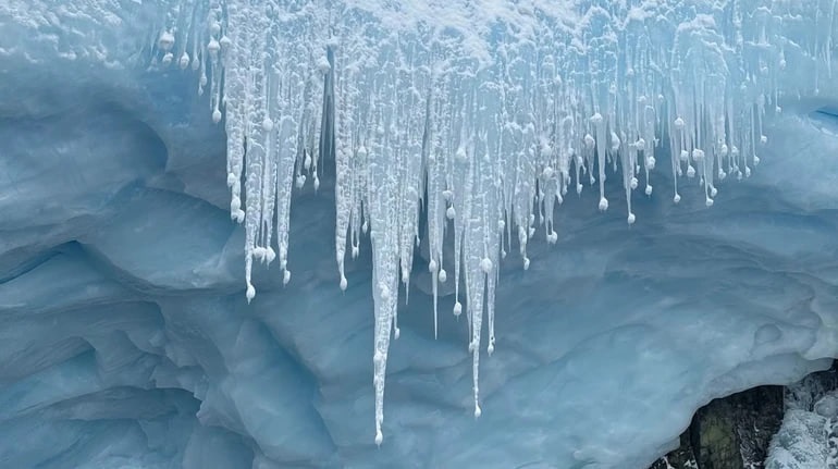 Українські полярники показали дивовижні бурульки в Антарктиді