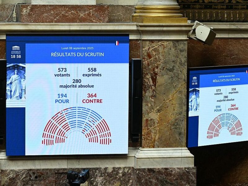 Уряд Франції відправили у відставку