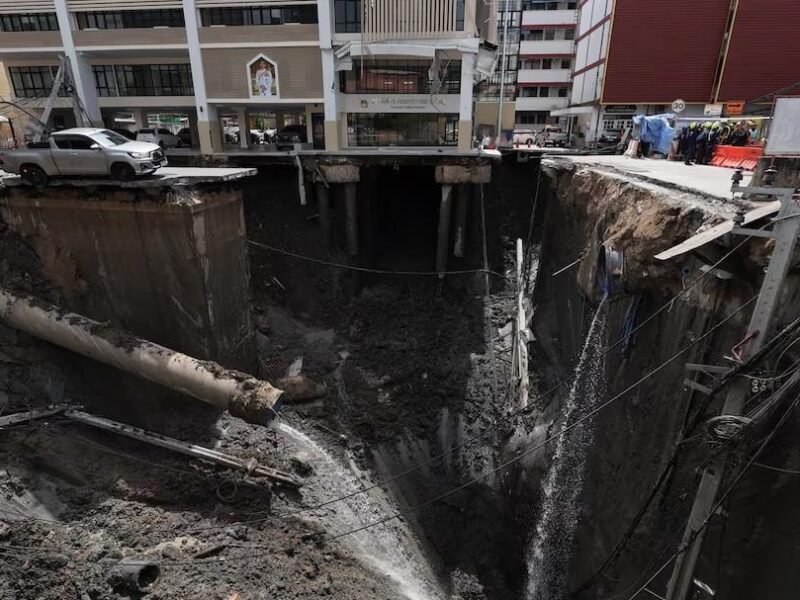 В Бангкоку коло лікарні з’явилася 50-метрова вирва