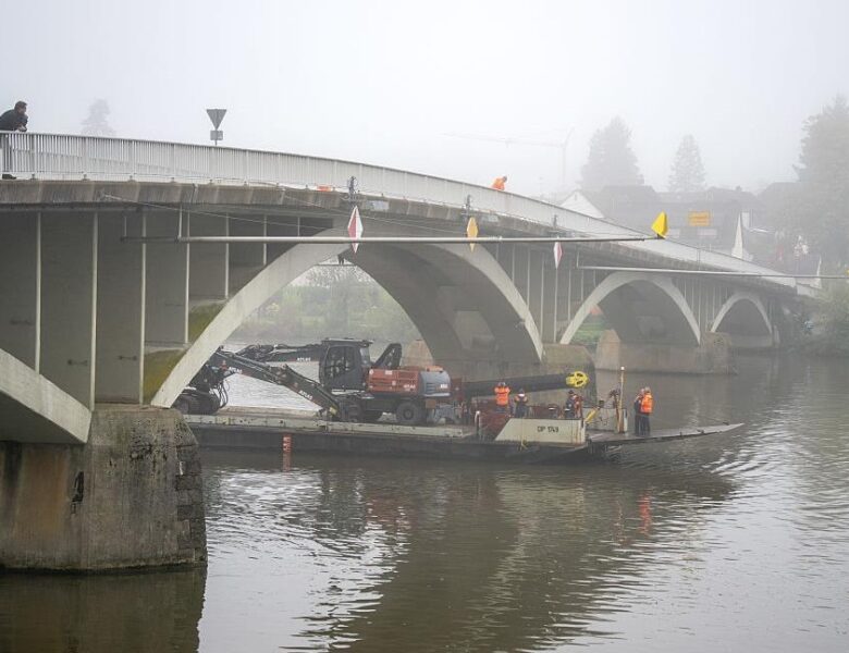 В Німеччині судно протаранило два мости на річці