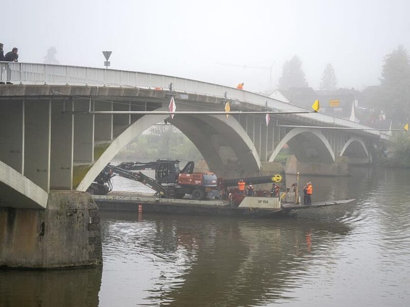 В Німеччині судно протаранило два мости на річці