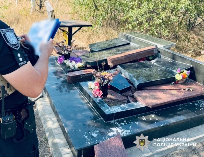 В Одесі чоловік пошкодив майже 30 пам’ятників на кладовищі