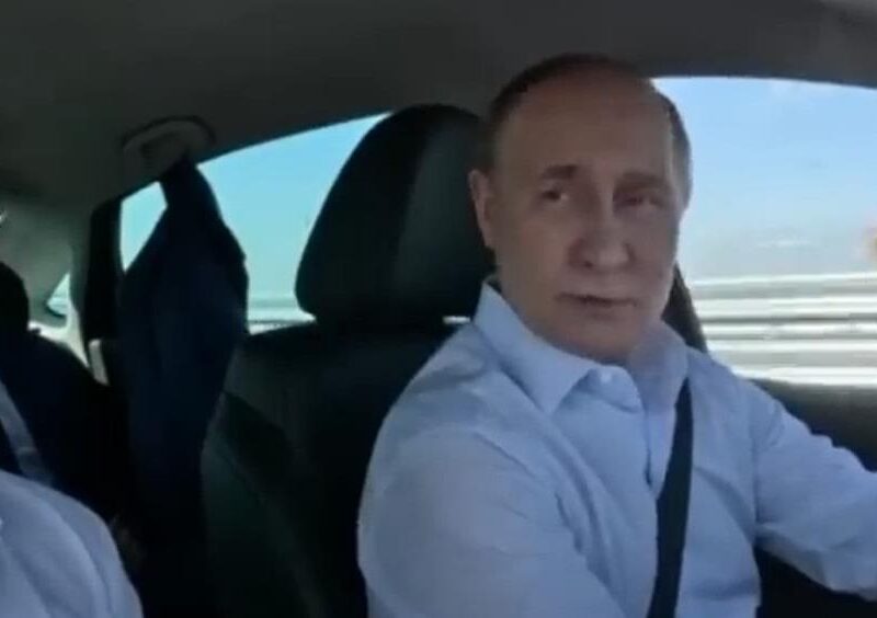 В Росії обвалився продаж машини для чиновників, яку рекламував Путін