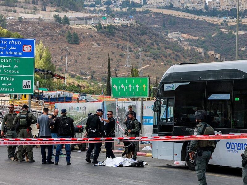 В Єрусалимі розстріляли автобус, багато жертв