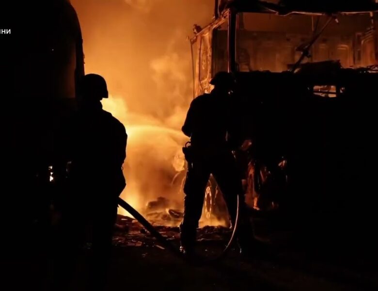 Суми: внаслідок атаки російськими БпЛА зафіксовано влучання по автомобільній стоянці