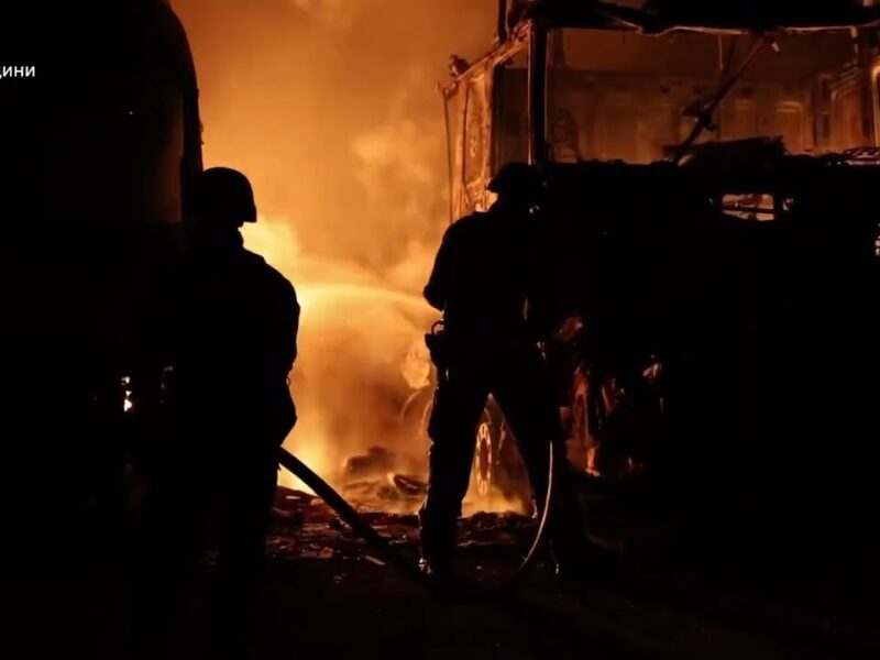 Суми: внаслідок атаки російськими БпЛА зафіксовано влучання по автомобільній стоянці