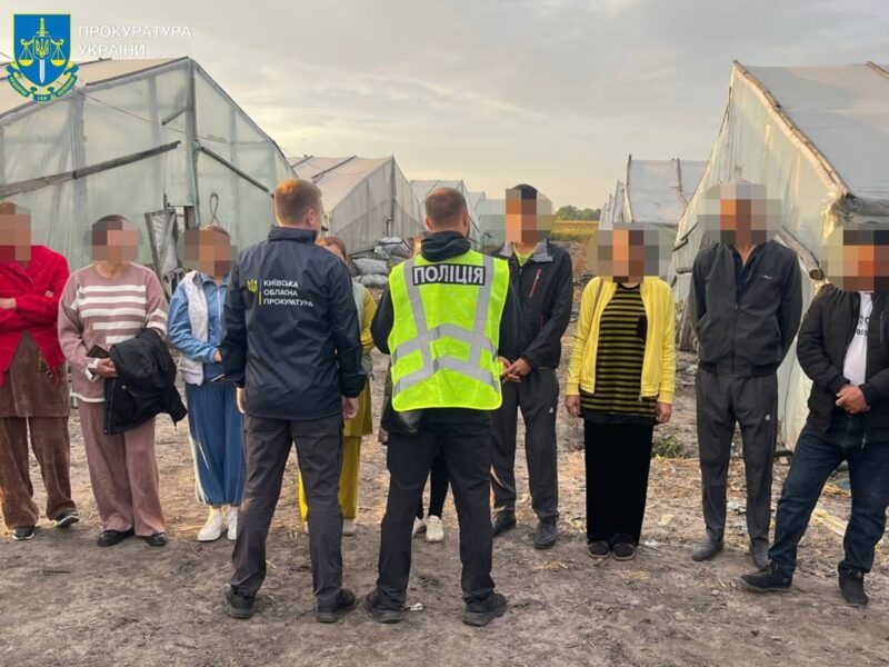 Вербували й експлуатували узбеків: під Києвом виявили ферму з рабами