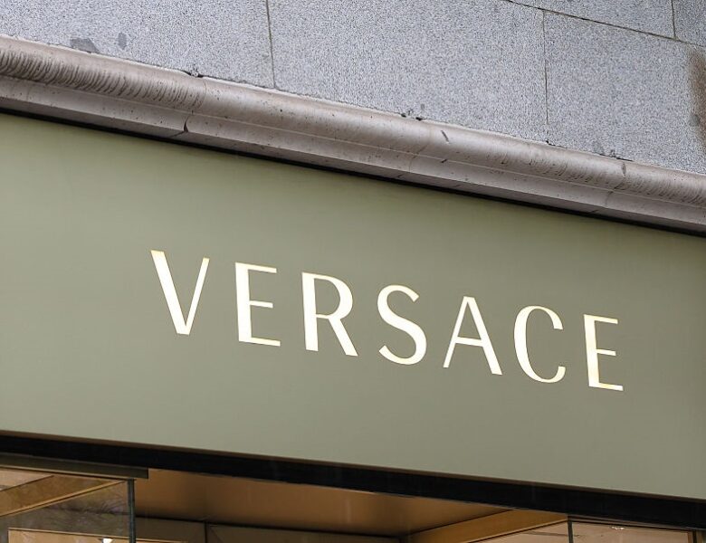Єврокомісія дозволила купівлю Versace модним домом Prada