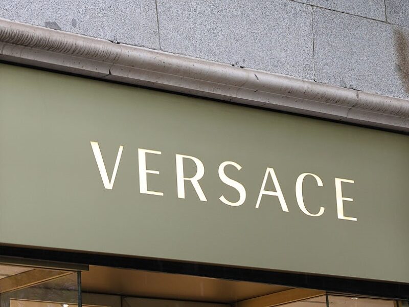 Єврокомісія дозволила купівлю Versace модним домом Prada