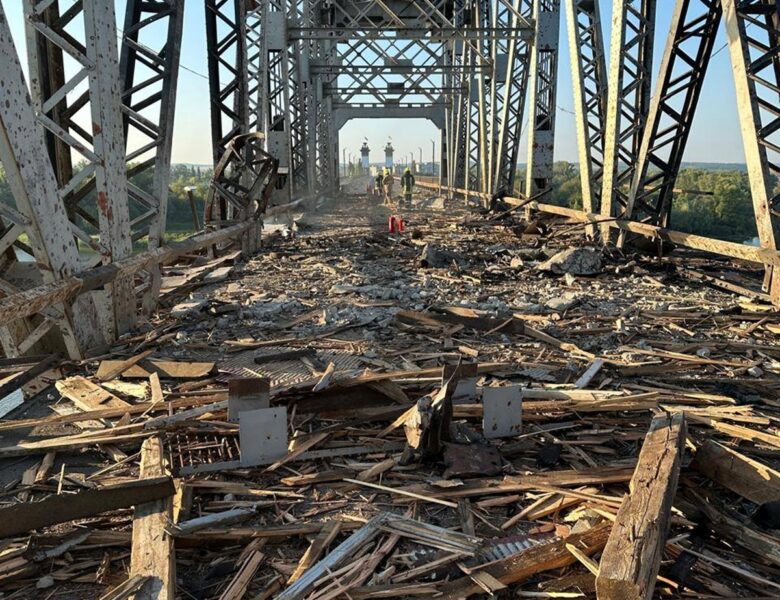 З’явилися кадри пошкодженого РФ мосту у Кременчуці