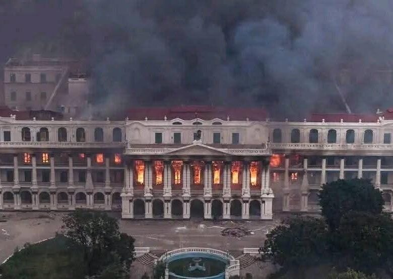 З’явилось відео пожежі в будівлі парламенту Непалу