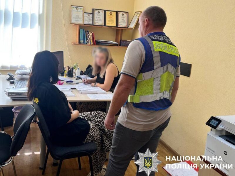 Залишила немовля на кілька днів: у Києві 17-річна матір отримала підозру