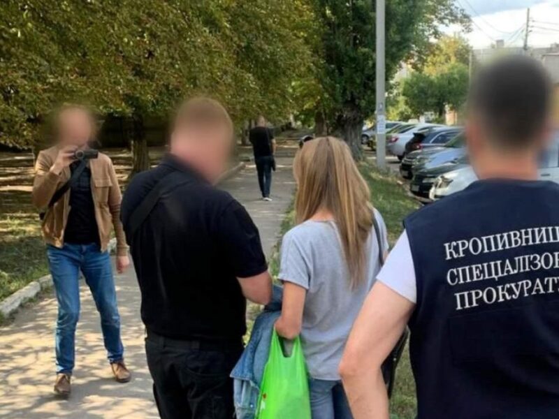 Затримано секретаря ВЛК, що взялася за $2000 “вирішити” питання мобілізації