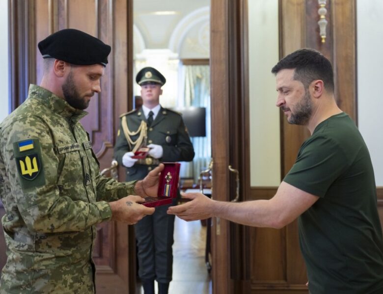 Зеленський привітав та нагородив воїнів-танкістів