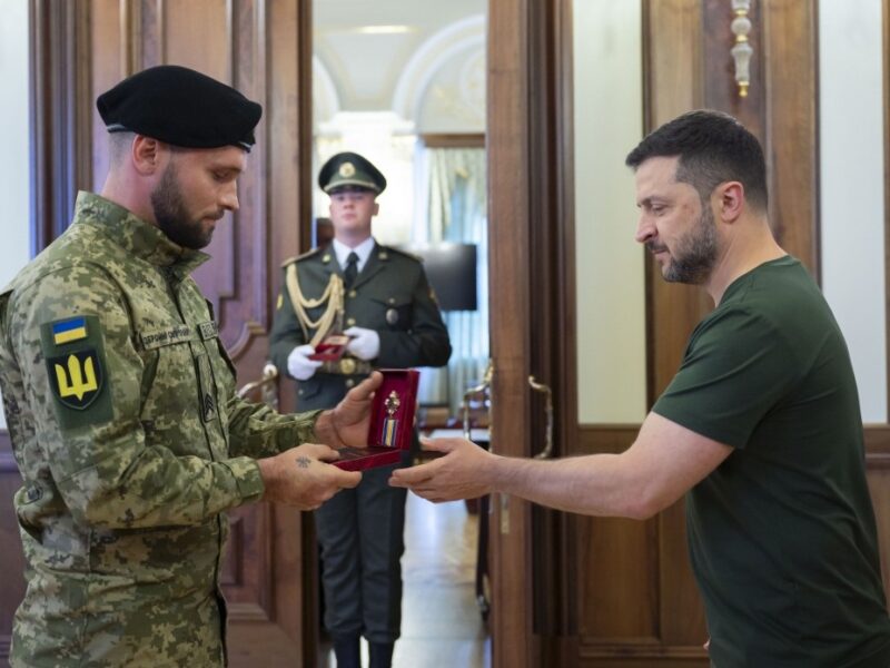 Зеленський привітав та нагородив воїнів-танкістів